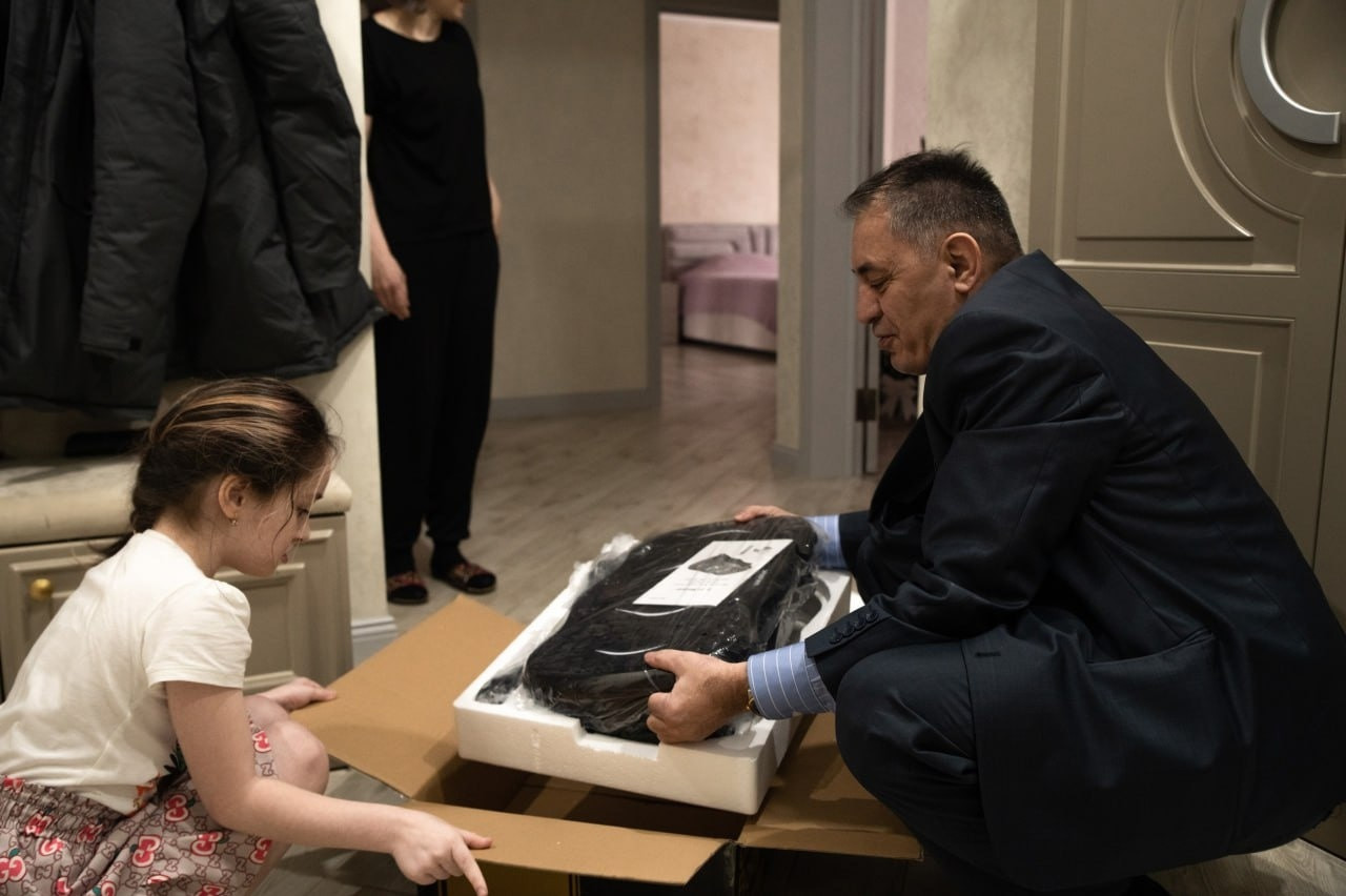 Накануне, министр труда и социального развития Республики Дагестан Абдурахман Махмудов исполнил мечту 7-летней Аиды Мухтаевой проживающей с родителями в Избербаше