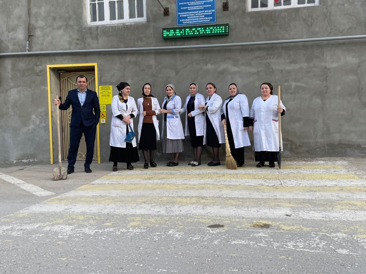 В ГБУ РД РЦДПОВ в МО « Карабудахкентский район» сегодня 4 февраля провели субботник.