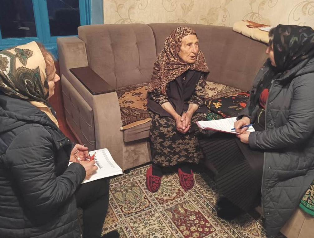 Специалисты КЦСОН провели подворный обход граждан в селах Дахадаевского района
