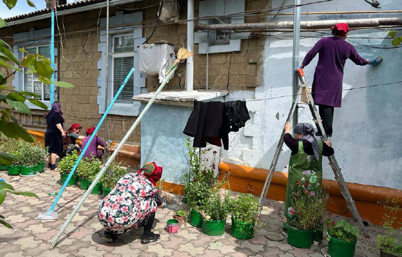 Социальные работники 2-го отделения граждан пожилого возраста и инвалидов на дому провели «Бригадный метод» у подопечной Омаровой В