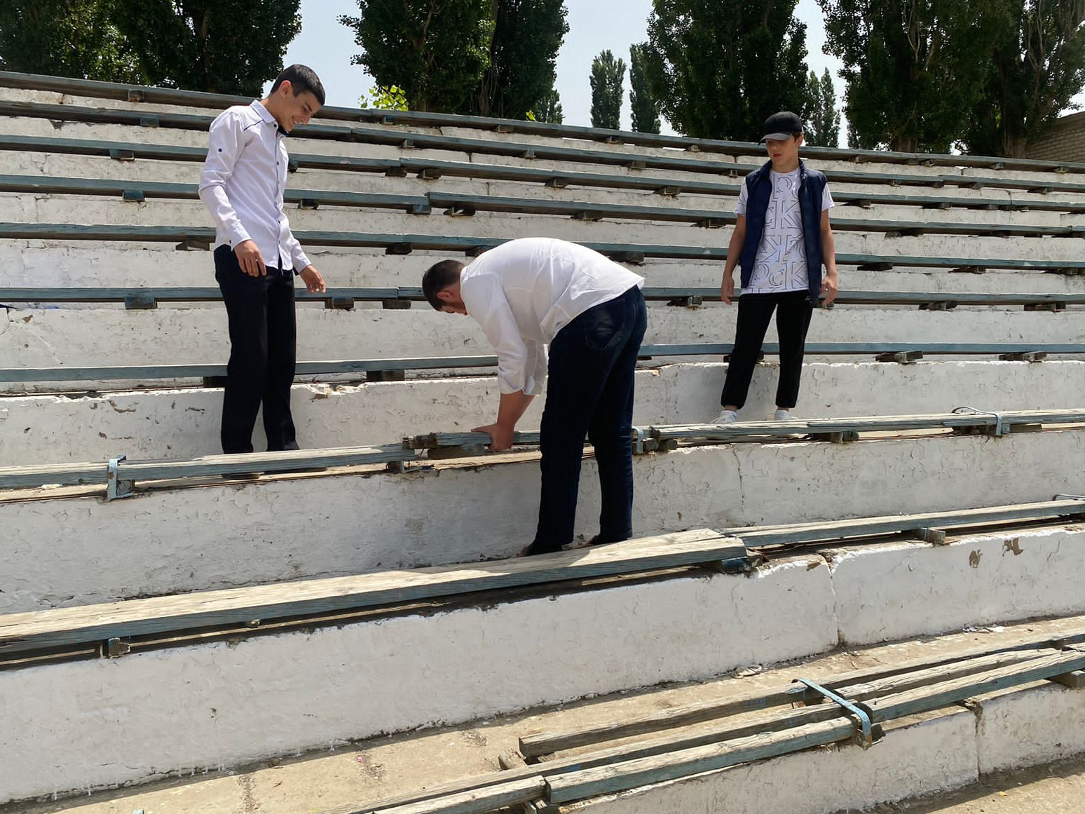 Центр занятости населения в Унцукульском районе обеспечил учеников сельской школы временной работой на период каникул