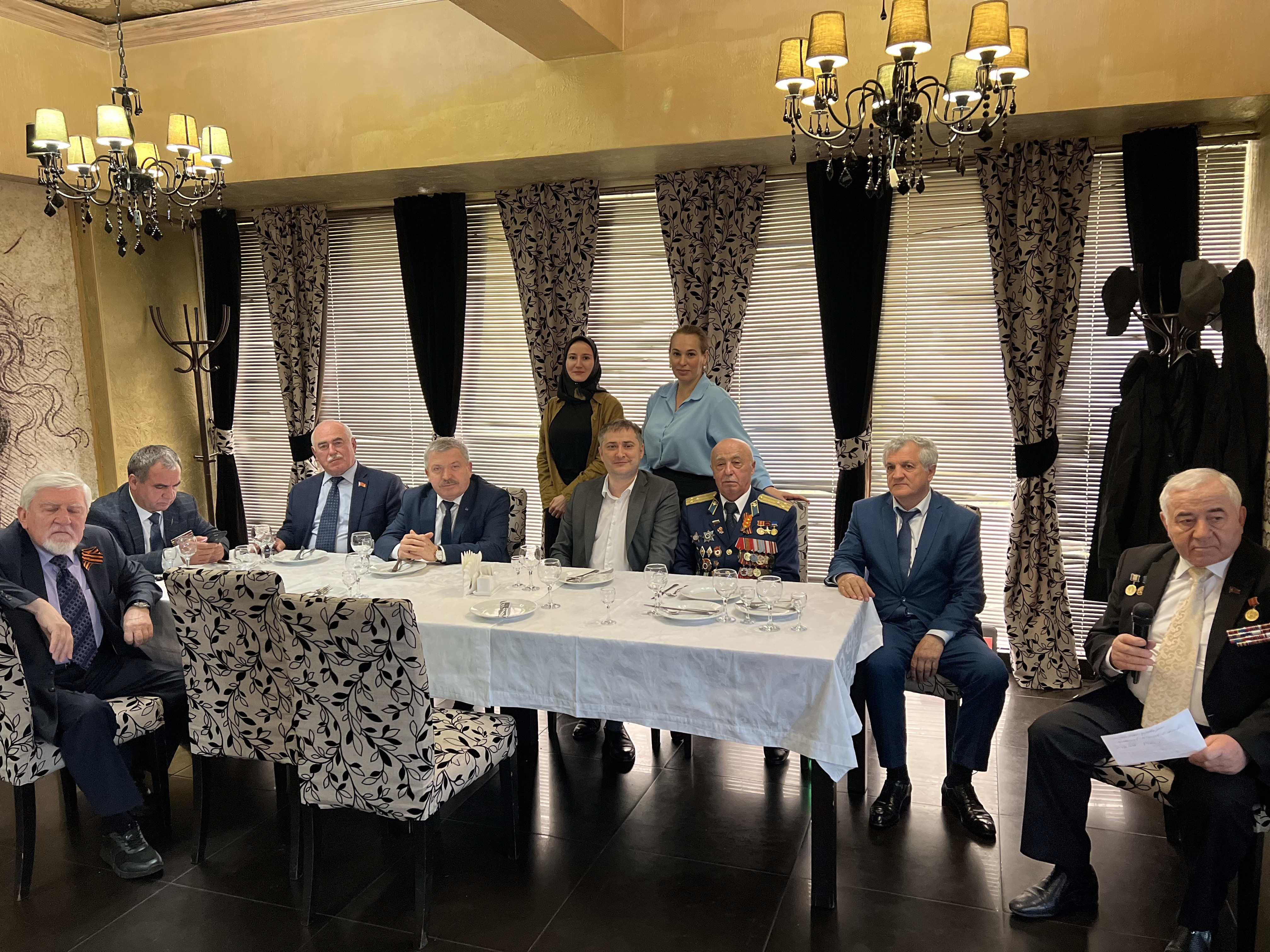 Мурад Казиев поздравил  представителей совета ветеранов с наступающим днем Великой Победы.