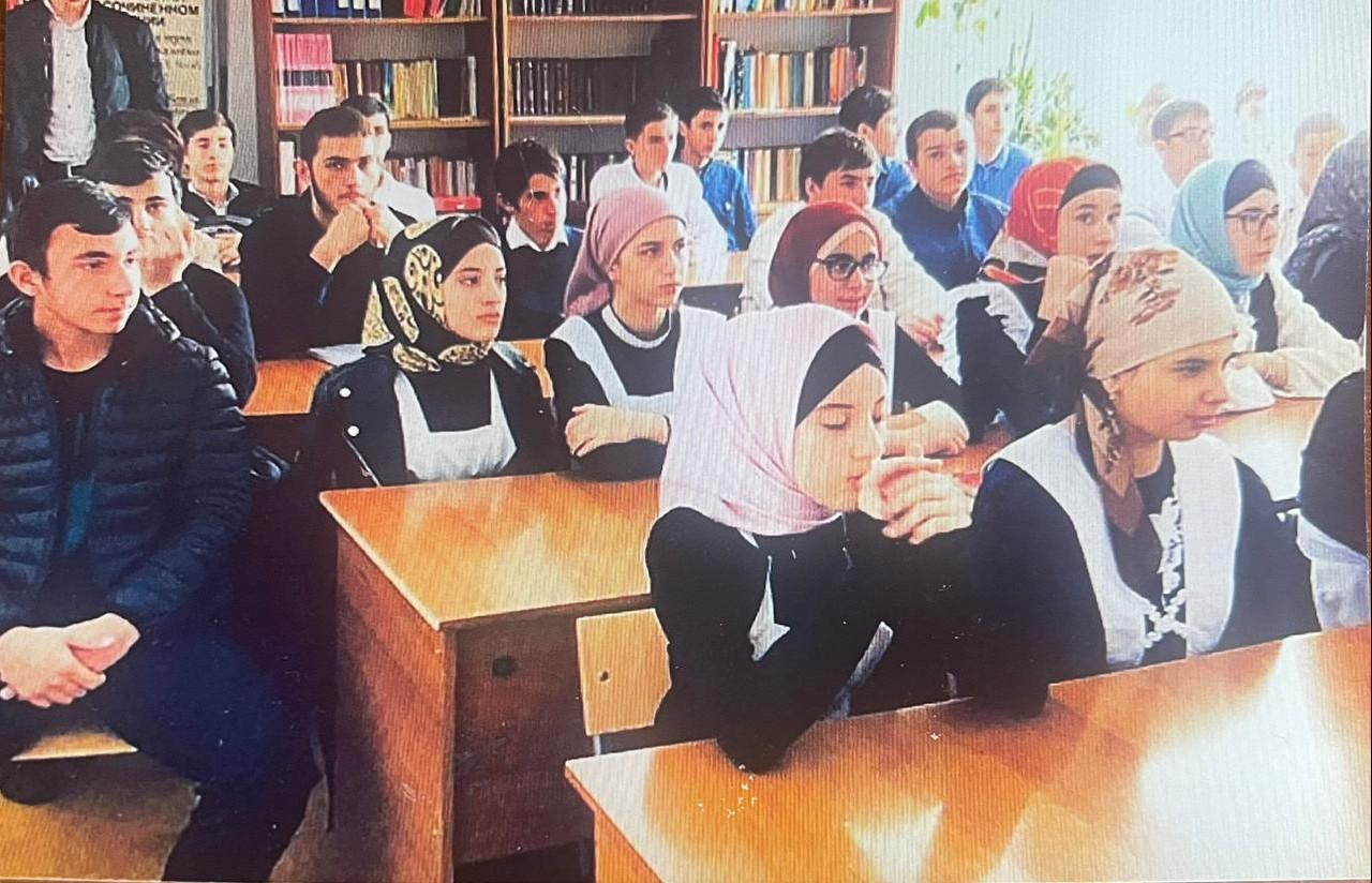 11 школьников получили направление на трудоустройство в свободное от учебы время в ходе ярмарки вакансий,  проведенной ЦЗН Буйнакского района