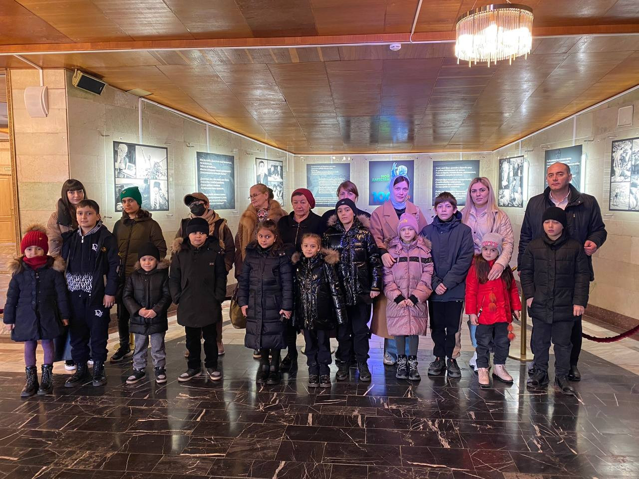 Новогоднего настроения прибавил детям из семей мобилизованных участников СВО спектакль «Двенадцать месяцев», просмотр которого состоялся в Государственном республиканском русском драматическом театре в городе Махачкале.