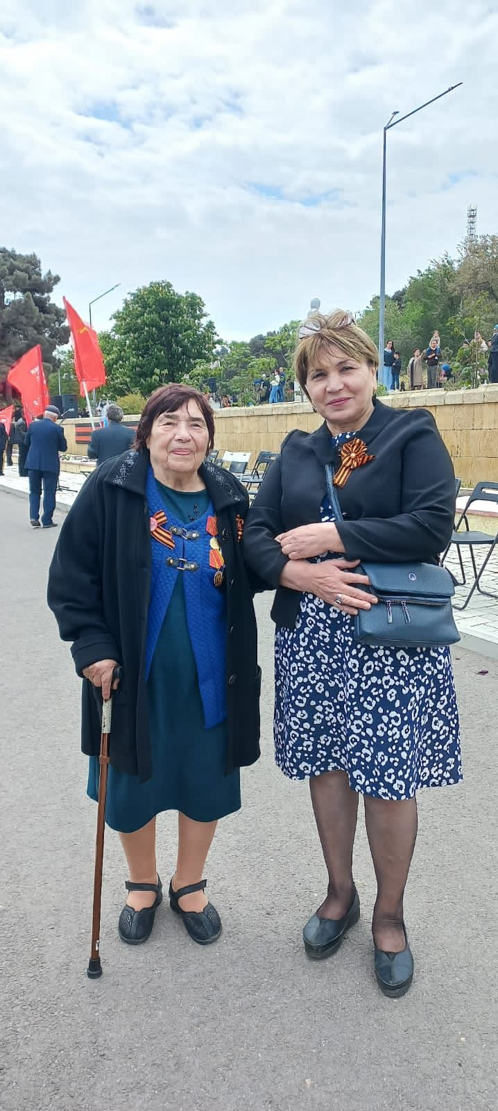 Социальный работник отделения №3  Вагабова Фатима сопровождает обслуживаемую Тимирову Александру Егоровну -ветерана Великой Отечественной войны, на торжественном мероприятии, посвященном Дню Победы в Великой Отечественной войне.