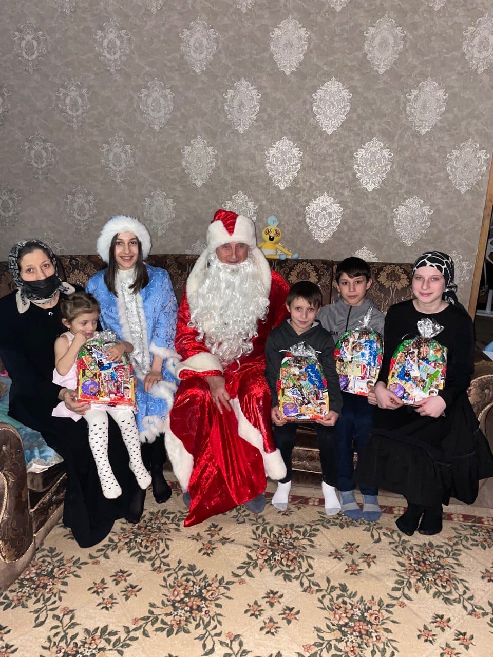 Комплексный центр социального обслуживания в Кизлярском районе принял участие во Всероссийской акции «Новый год в каждый дом»