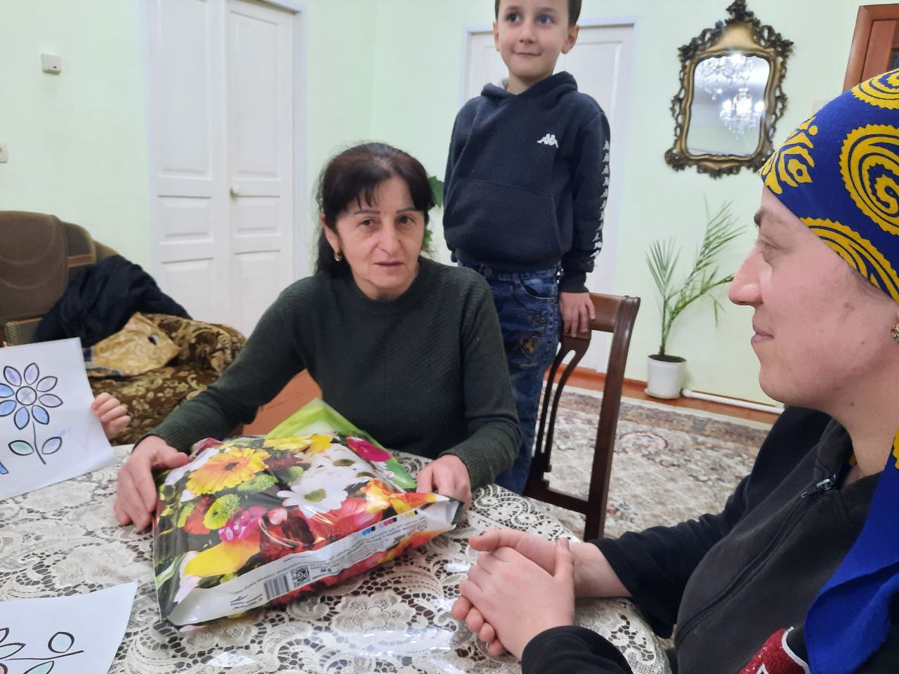 Психологи Гафарова Заира Э., Меджидова Анжела Ю. и специалист по работе с семьёй Алиева Намира А. поздравили своих подопечных мам с наступающим прекрасным праздником 8 Марта