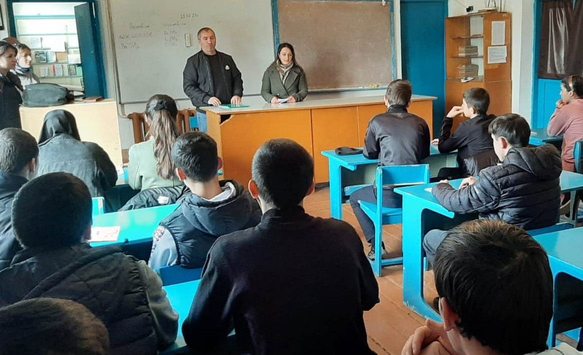 Специалисты Комплексного центра Дахадаевского района провели профилактическую беседу с учащимися на тему «Интернет и терроризм»