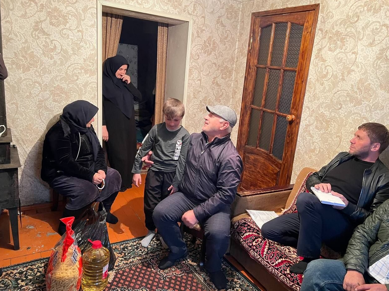 Накануне 3.05.24 года и.о директора ГБУ РД ЦСОН в МО "Цунтинский район" Ш. Абас Курбанович с заведующим отделом и специалистами центра посетили семью погибшего на специальной военной операции военнослужащего...