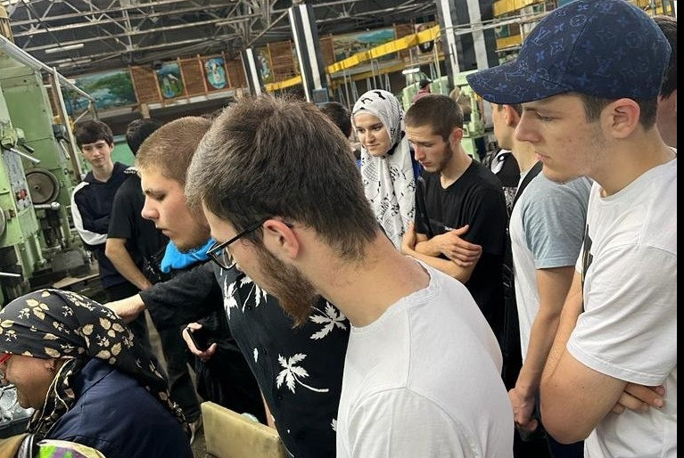 Центры занятости Минтруда Дагестана проводят профессиональные туры для молодежи в рамках II - федерального этапа Всероссийской ярмарки трудоустройства.