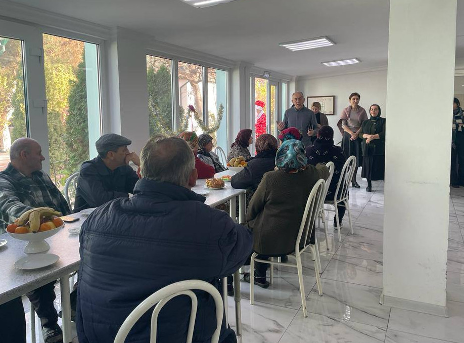 Директор ГБУ РД КЦСОС И ГНТЖС в МО «г.Дагестанские Огни» Н.К.Эфендиев поздравил подопечных и присутствующих с Наступающим 2023 годом