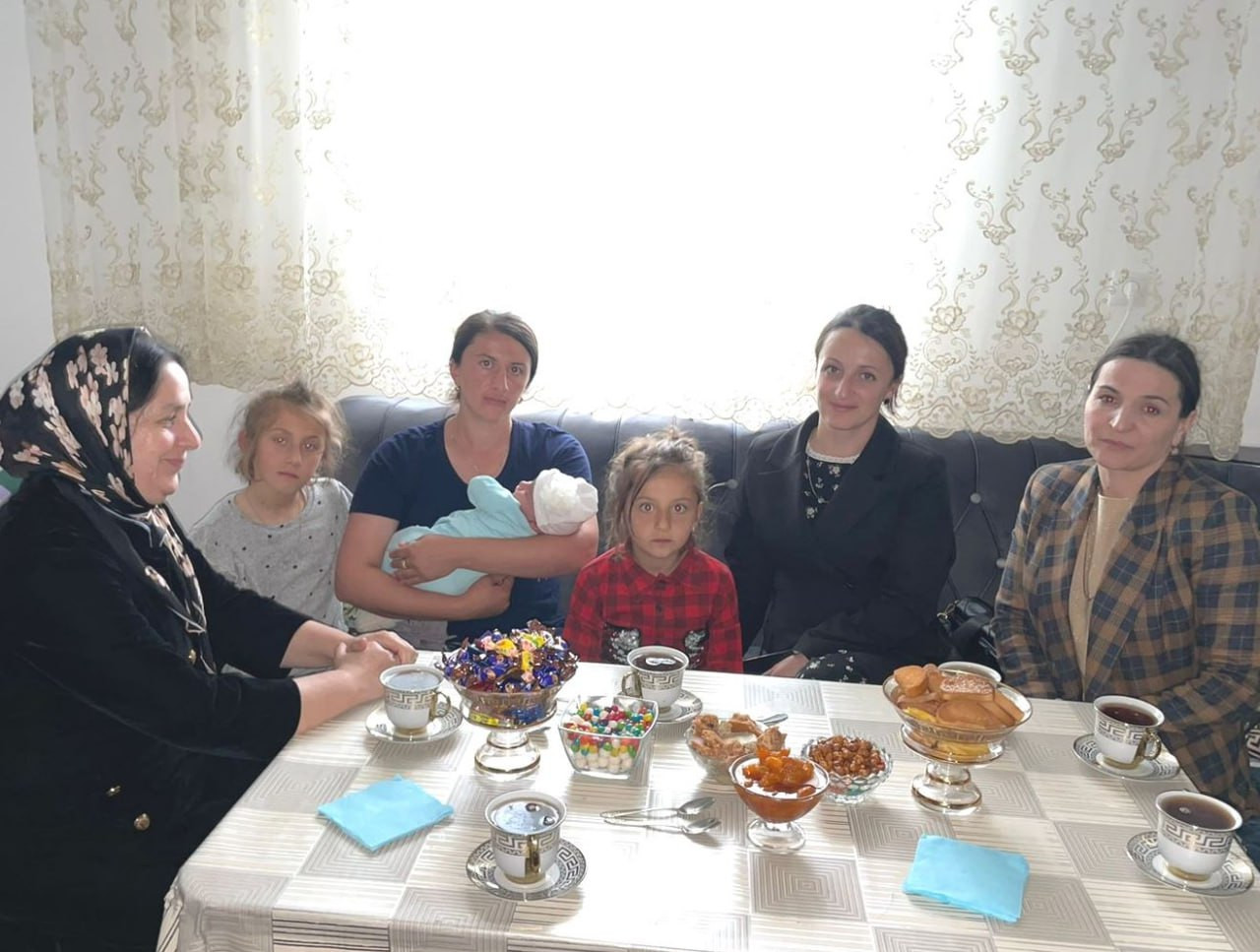 Социальные работники Дахадаевского района навестили семьи участников СВО и поздравили их с Международным днем семьи.