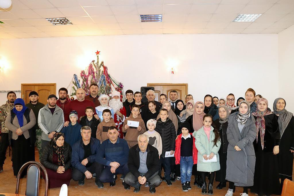 В рамках проведения Всероссийской акции "Новый год в каждый дом" в с.Агвали был организован яркий Новогодний праздник для ребятишек