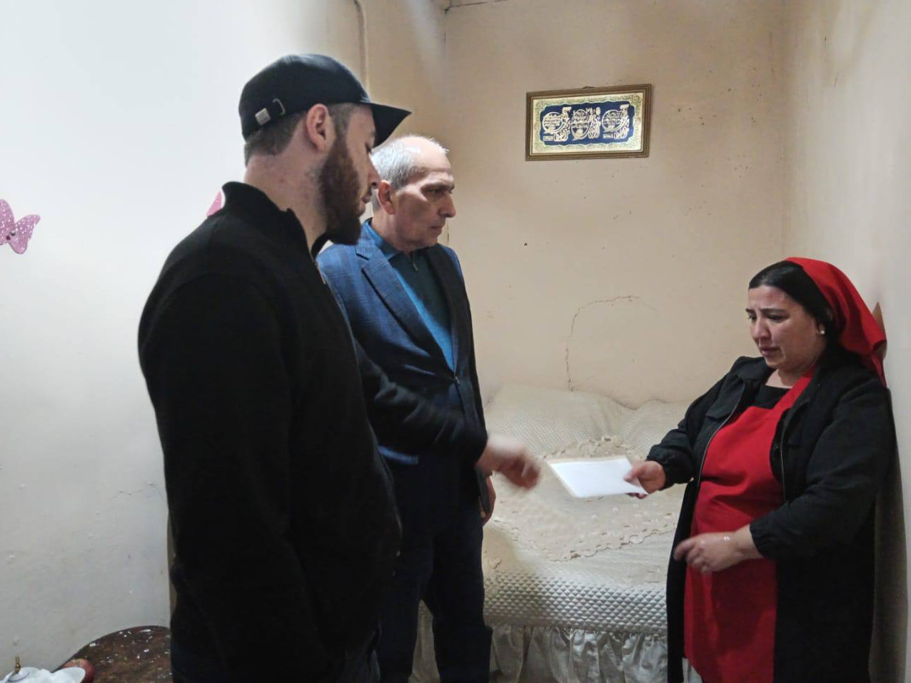 В преддверии священного праздника Ураза-байрам,в рамках благотворительной акции "Руки, дарующие помощь", проводимой КЦСОН, благотворительный фонд "Леки" выделил 10 остронуждающимся семьям денежные средства.