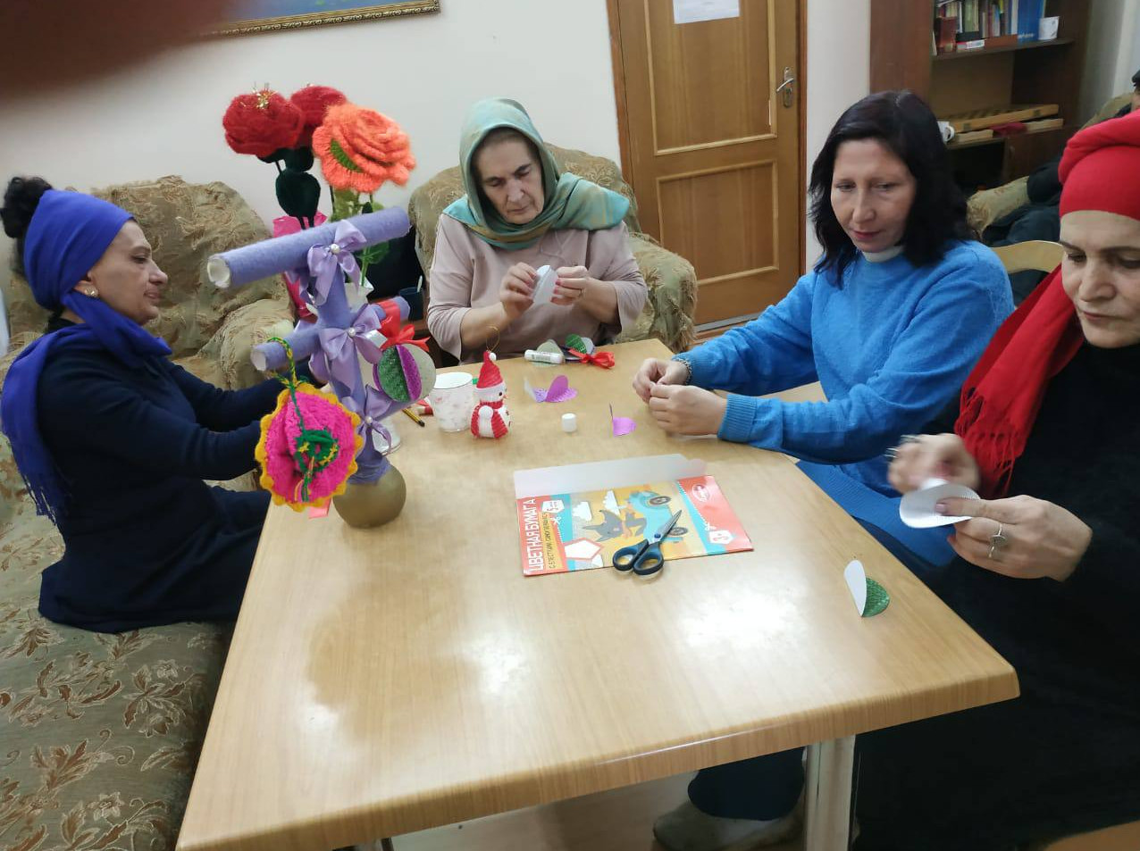 В отделении Дневного пребывания граждан пожилого возраста и инвалидов подопечные активно готовятся к встрече Нового года.