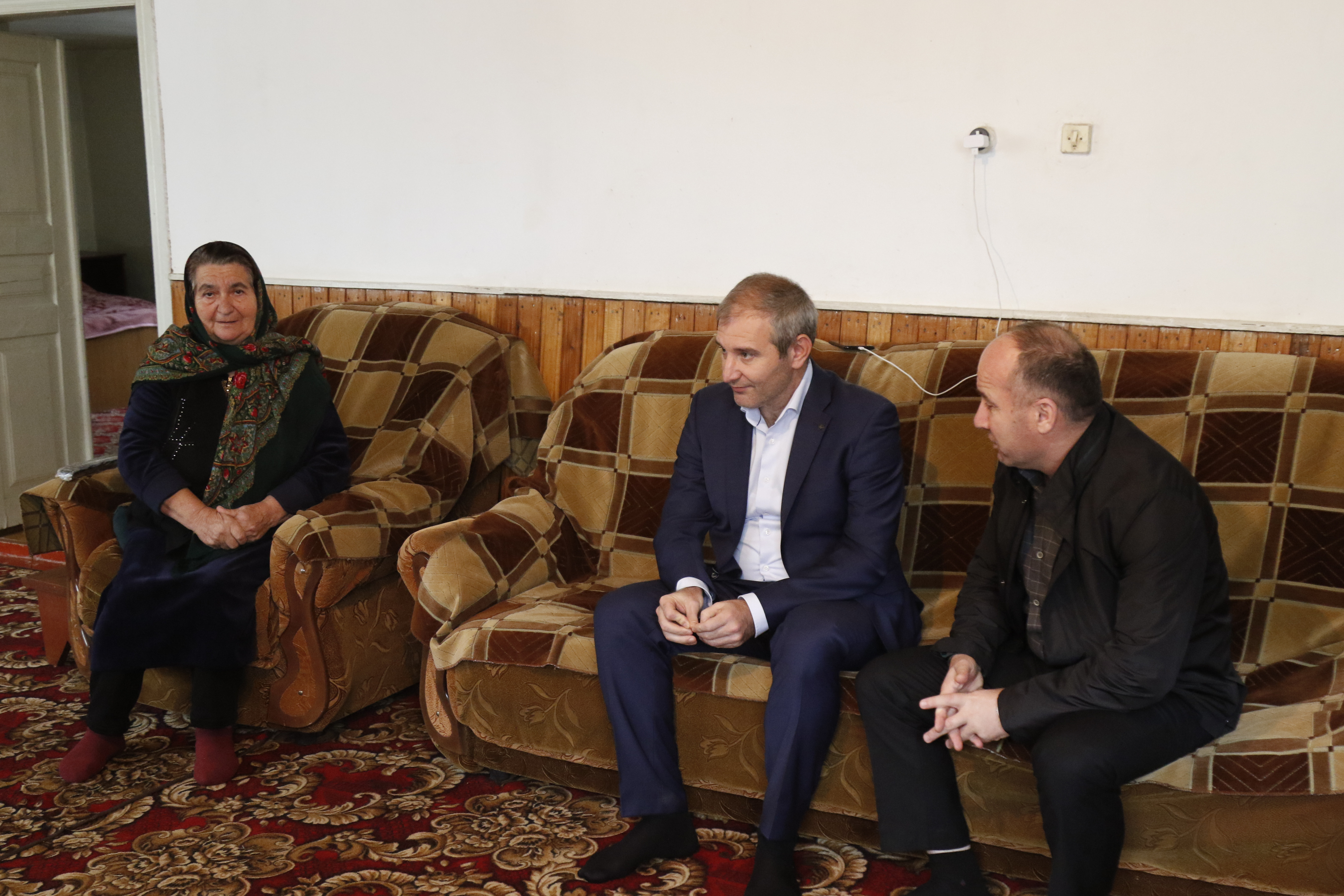 Социальеые работники Минтруда Дагестана  поздравили более 200 матерей мобилизованных  военнослужащих с наступающим Днём матери