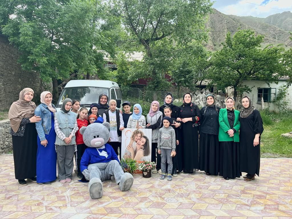 В рамках празднования Дня защиты детей  работники  провели празднично-игровую программу"Веселая планета детства.