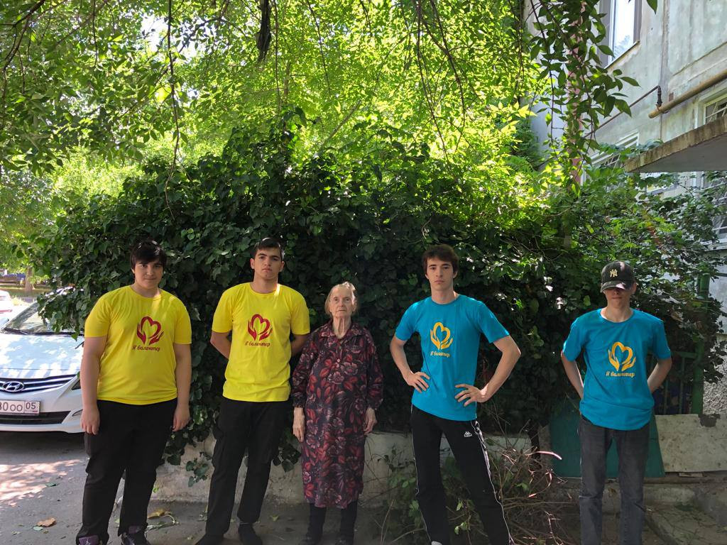 Студенты волонтеры Политехнического колледжа посетили подопечную Центра ветерана труда Людмилу Волкову.