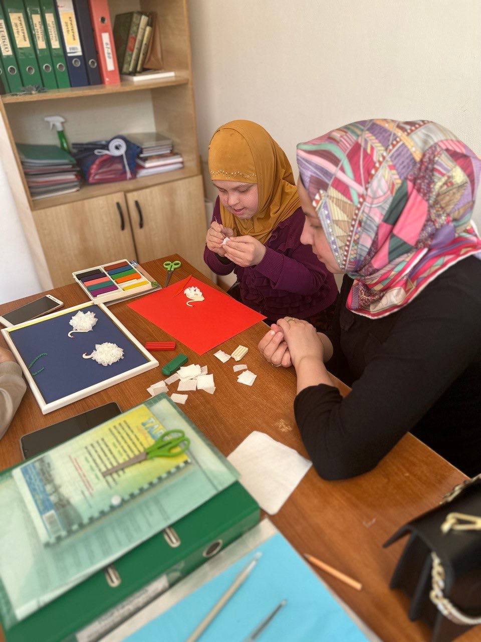 Занятие по трудотерапии, аппликация из пластилина и бумажных салфеток "Лебединое озеро"