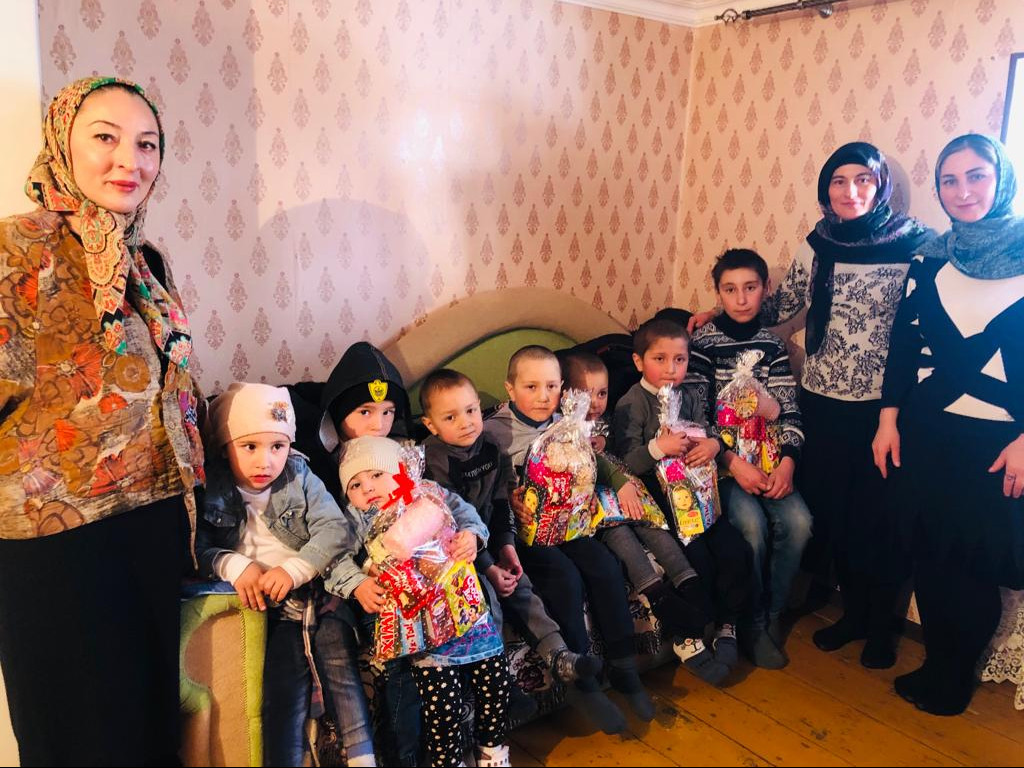 Работники Центра социального обслуживания населения в МО «Бежтинский участок» в канун Нового года поздравили 33 подопечных ребенка