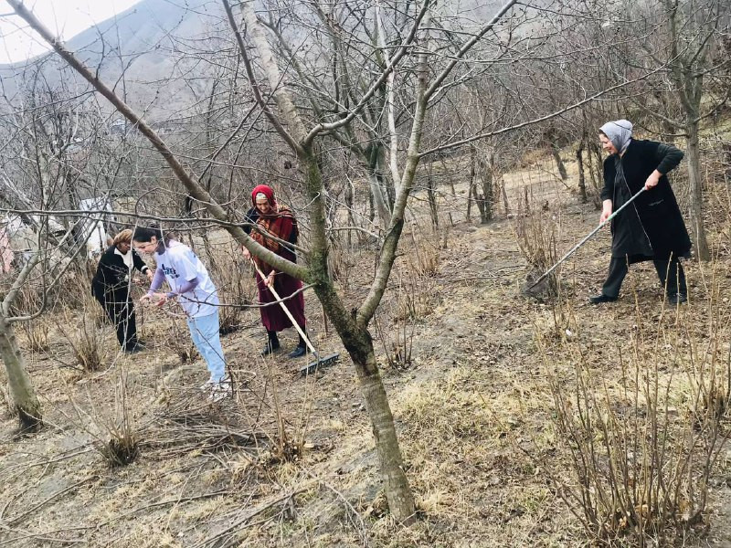 Социальные работники 1-го отделения социального обслуживания на дому  совместно с волонтерами отряда «Источники добра» провели мероприятие у получательницы социальных услуг
