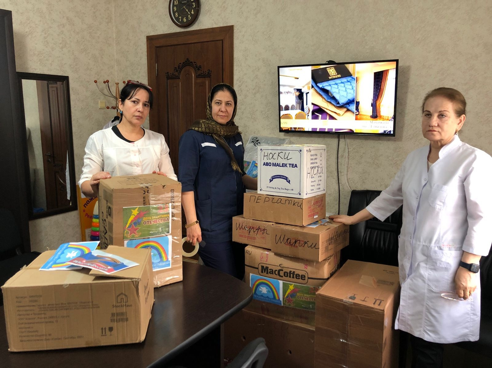 В Избербаше работники  Реабилитационного центра Минтруда РД собрали посылки для бойцов, находящихся в зоне СВО