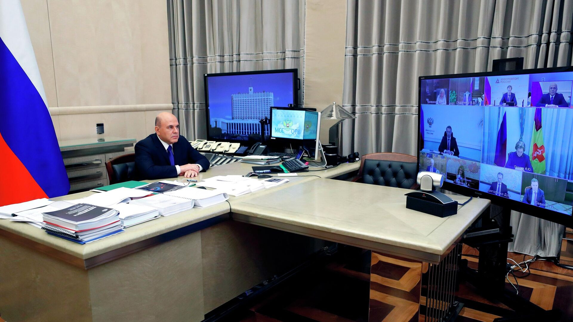 Правительство утвердило правила направления средств материнского капитала на ежемесячные выплаты на детей до трех лет