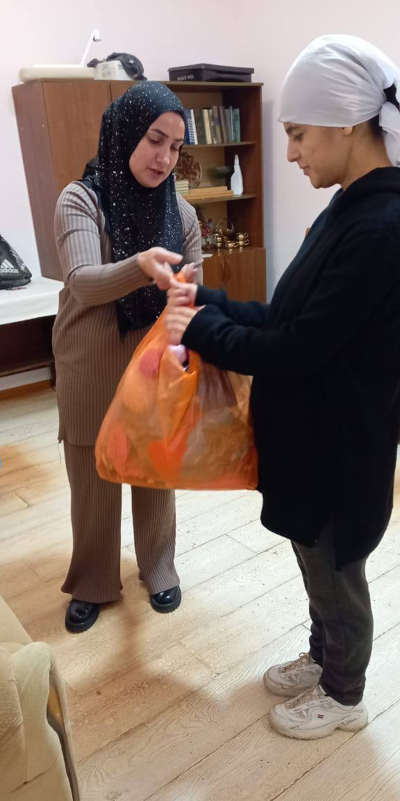 В связи отмечаемой датой Днём матери специалисты Отделения социального обслуживания на дому детей и семей с детьми оказали адресную материальную помощь малообеспеченным семьям с детьми.