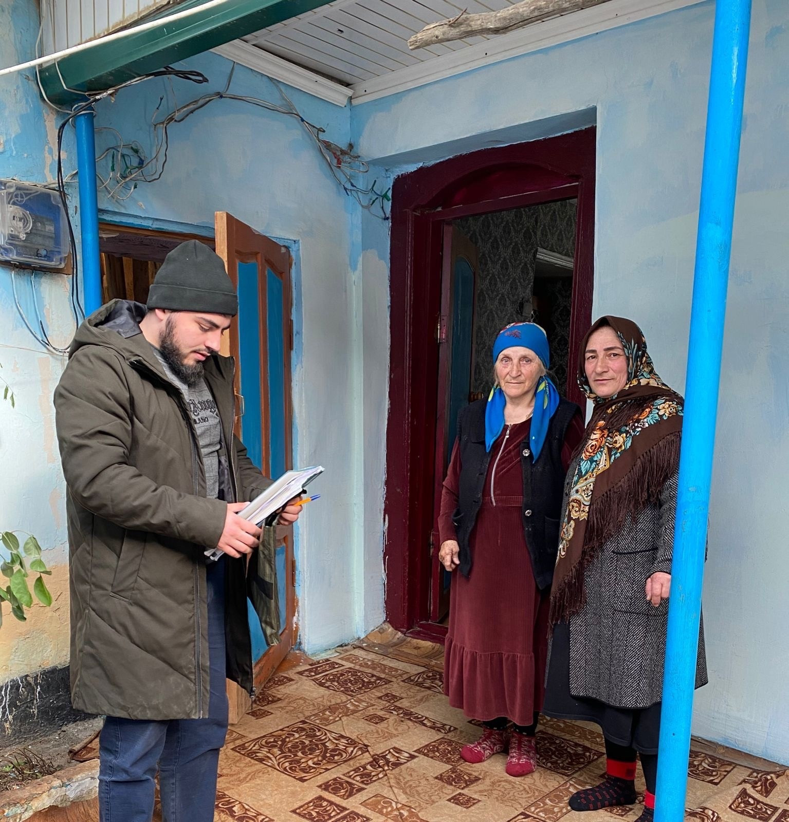Работники центра на подворном обходе в с.Ихрек Рутульского района