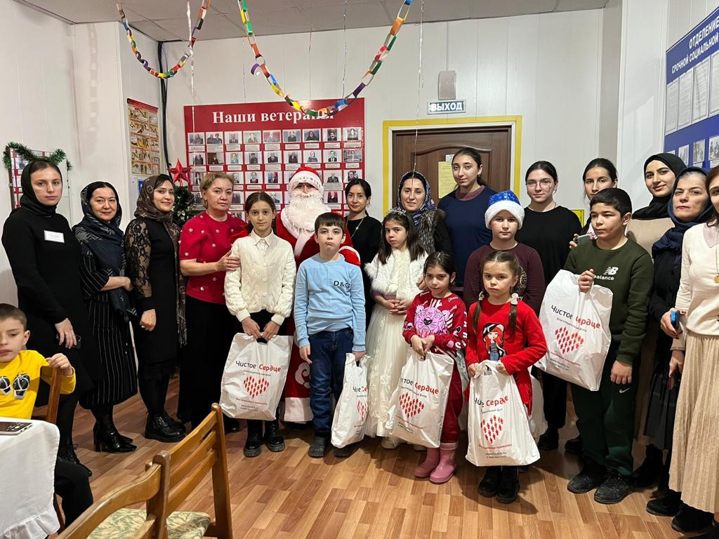 Коллектив Комплексного центра социального обслуживания в Сергокалинском районе преподнес 60 маленьким подопечным новогодние подарки