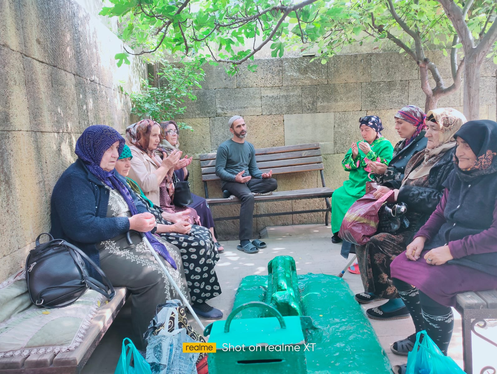 Поездка в г.Дербент на древнее кладбище  «Кырхляр» , место захоронения шахидов .