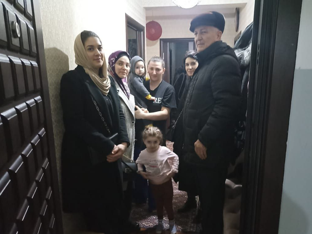 23 февраля в День защитника Отечества директор ГКУ РД УСЗН в МО «г.Каспийск» посетил семьи военнослужащих принимающих участие в СВО