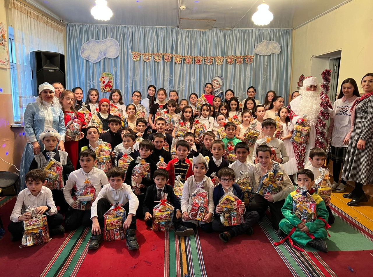 22 декабря в ГБУ РД КЦСОН в МО «Левашинский район» в отделе семьи и детей провели праздничное мероприятие посвященное «Новому 2023 году» под девизом «Новый год в каждый дом».