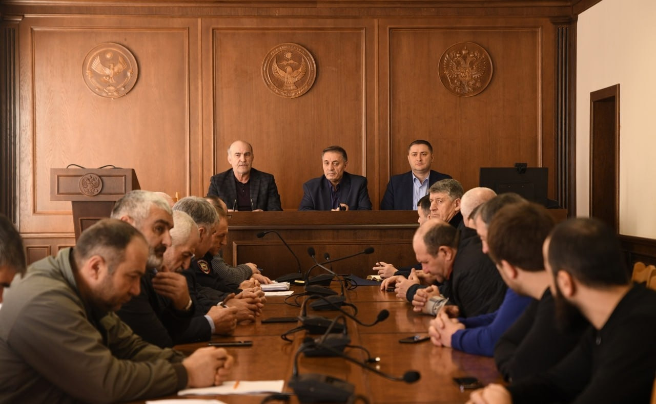 Под руководством заместителя Председателя Правительства РД Абдурахмана Махмудова в администрации Шамильского района состоялось совещание по вопросам неформальной занятости.