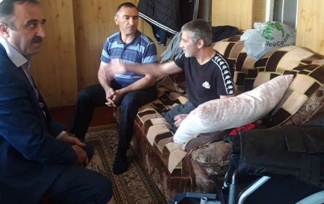 Руководители социальных учреждений  Минтруда РД в Курахском районе приобрели инвалидную коляску для подопечного