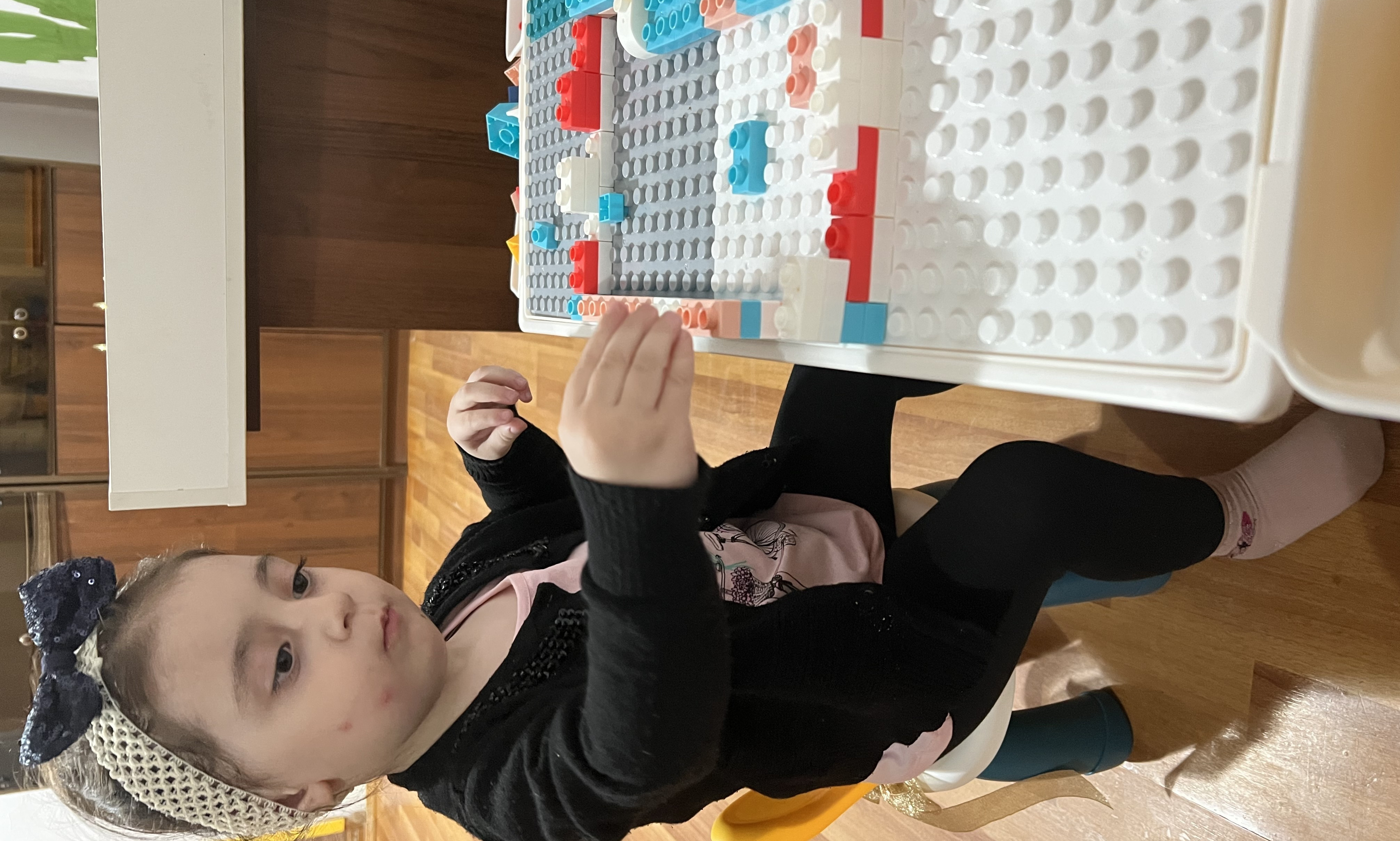 Занятие с подопечной Центра Курбановой Гезель "Мелкая моторика рук"