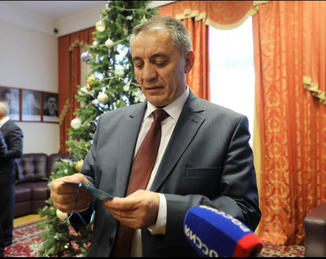 В преддверии Нового года, 29 декабря, министр труда и социального развития Республики Дагестан Абдурахман Махмудов принял участие в ежегодной всероссийской новогодней акции «Ёлка желаний».