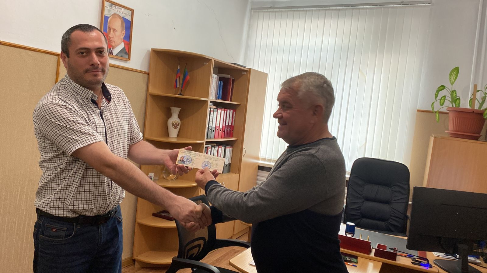 Вручение удостоверения Ветерана труда