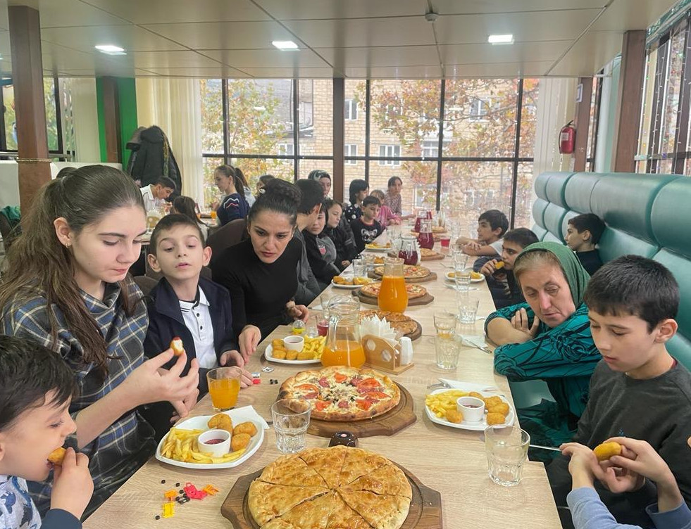 Мероприятие в рамках Международного дня инвалидов продолжается в развлекательном клубе "Солнышко"