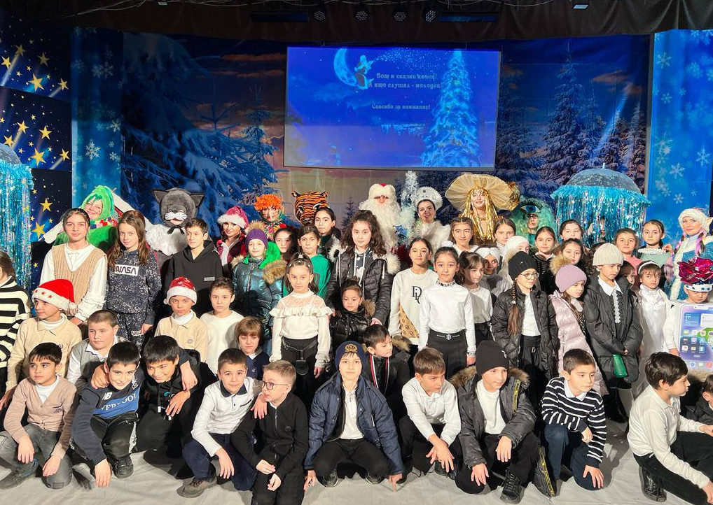 29 декабря во Дворце детского и юношеского творчества состоялось музыкально-игровое театрализованное представление "Невероятные приключения Снегурочки".