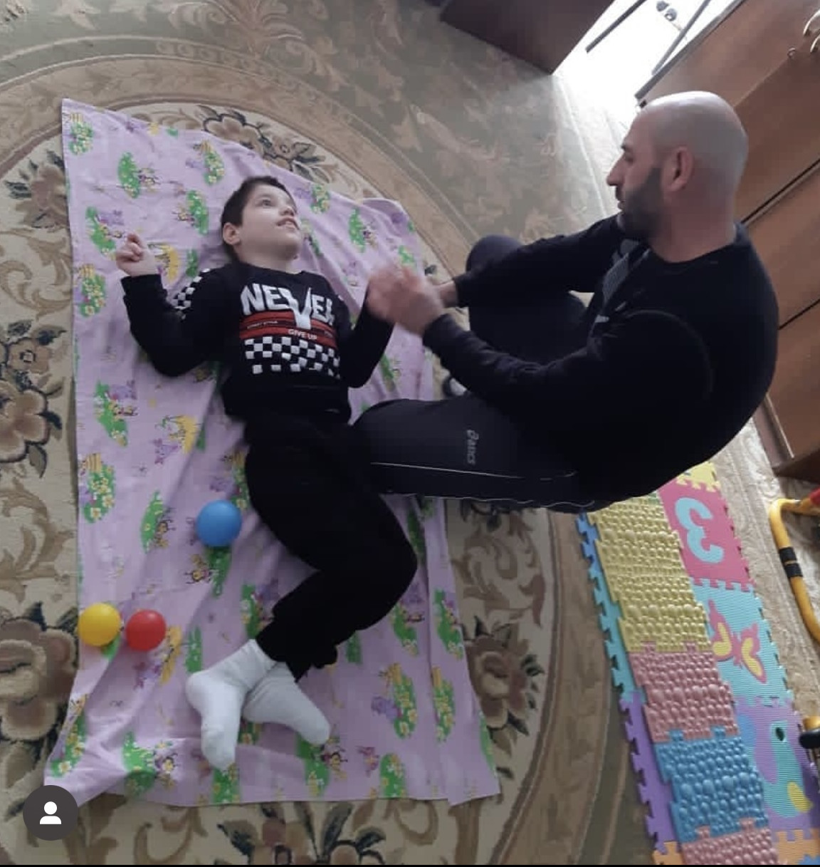 Инструктор по ЛФК Кулавов Д.А. проводит занятие с подопечным  Магомедовым Салават  при диагнозе ДЦП.