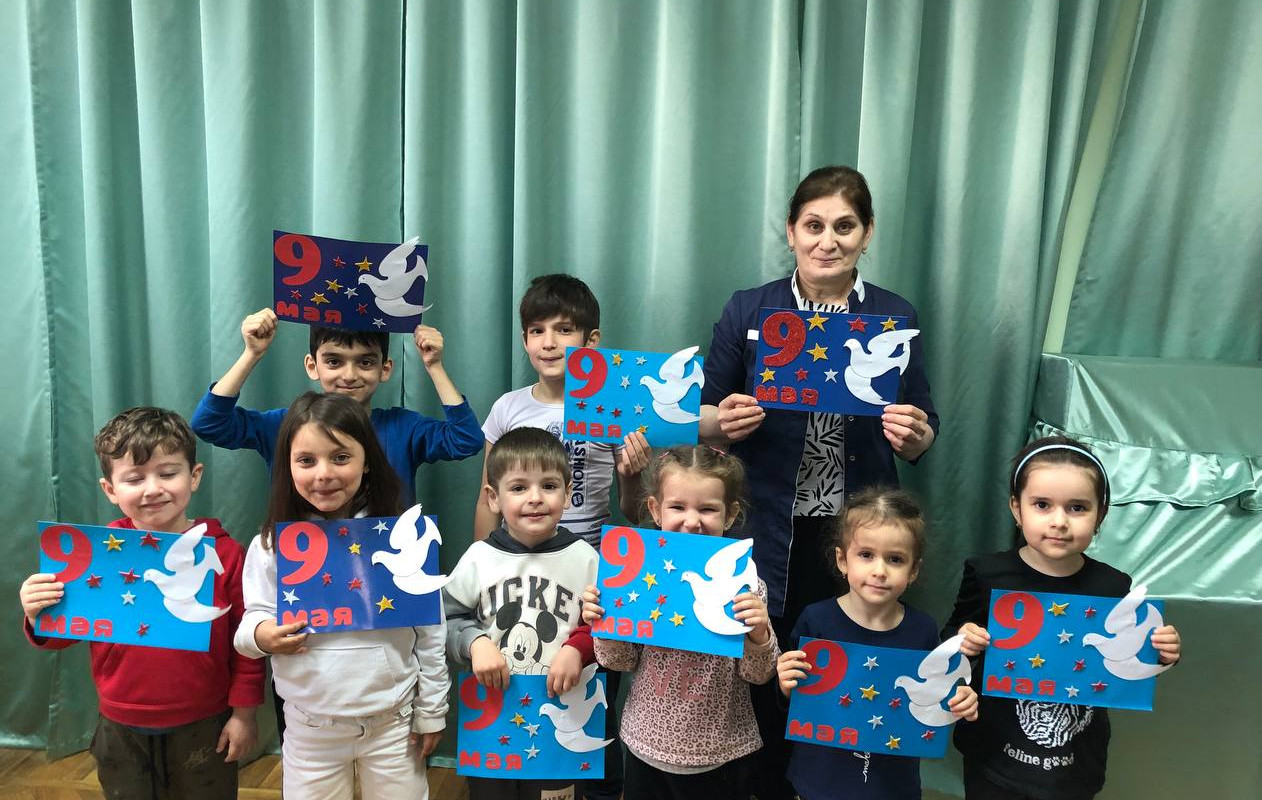 Накануне годовщины Великой Победы вместе с нашими детьми из младшей группы мы решили изготовить праздничные открытки для родных и близких, бабушек и дедушек и ветеранов ВОВ и тружеников тыла