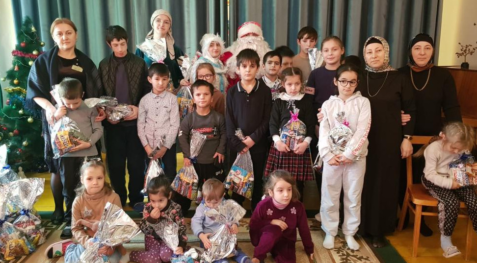 У нас в гостях МКОУ Новочиркейская СОШ №2, с новогодней программой.