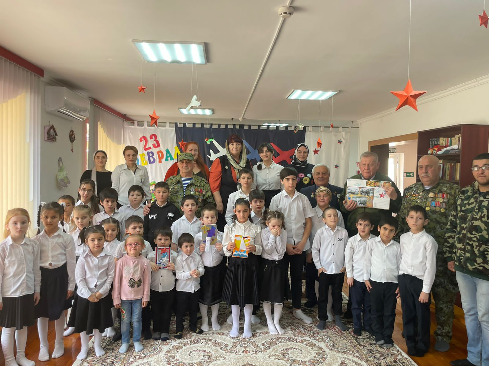 Подопечные Социально-реабилитационного центра в Кизилюрте передали поздравительные письма военнослужащим в зоне СВО