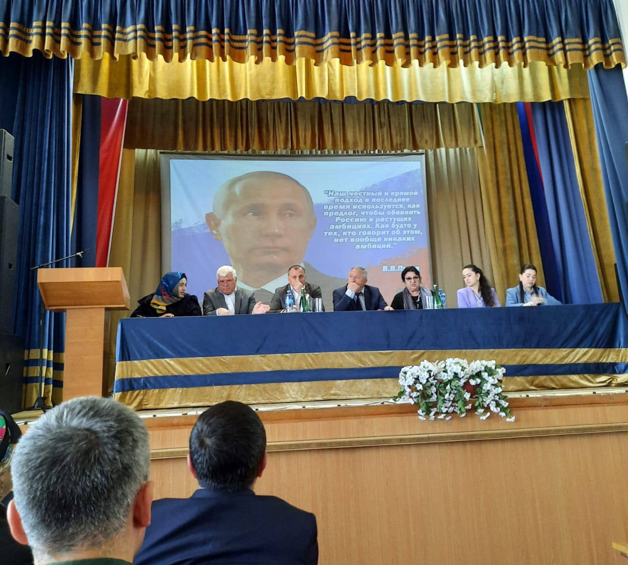 16.05.2025г. в актовом зале Дворца культуры состоялась встреча руководства регионального Комитета семей воинов Отечества, возглавляемого председателем Союза женщин Дагестана Интизар Мамутаевой, с родными военнослужащих из города Дагестанские Огни.