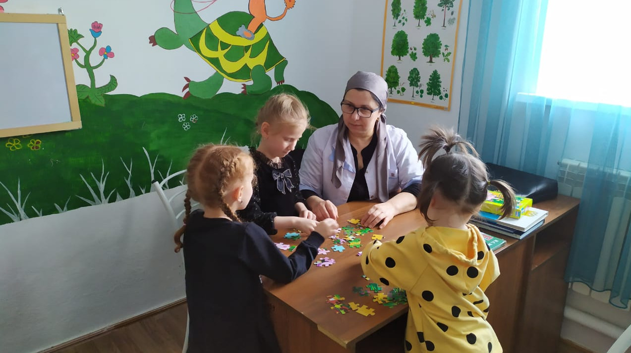 Воспитатель Габиллаева Умукусюм провела групповое занятие на тему « Собираем пазлы».