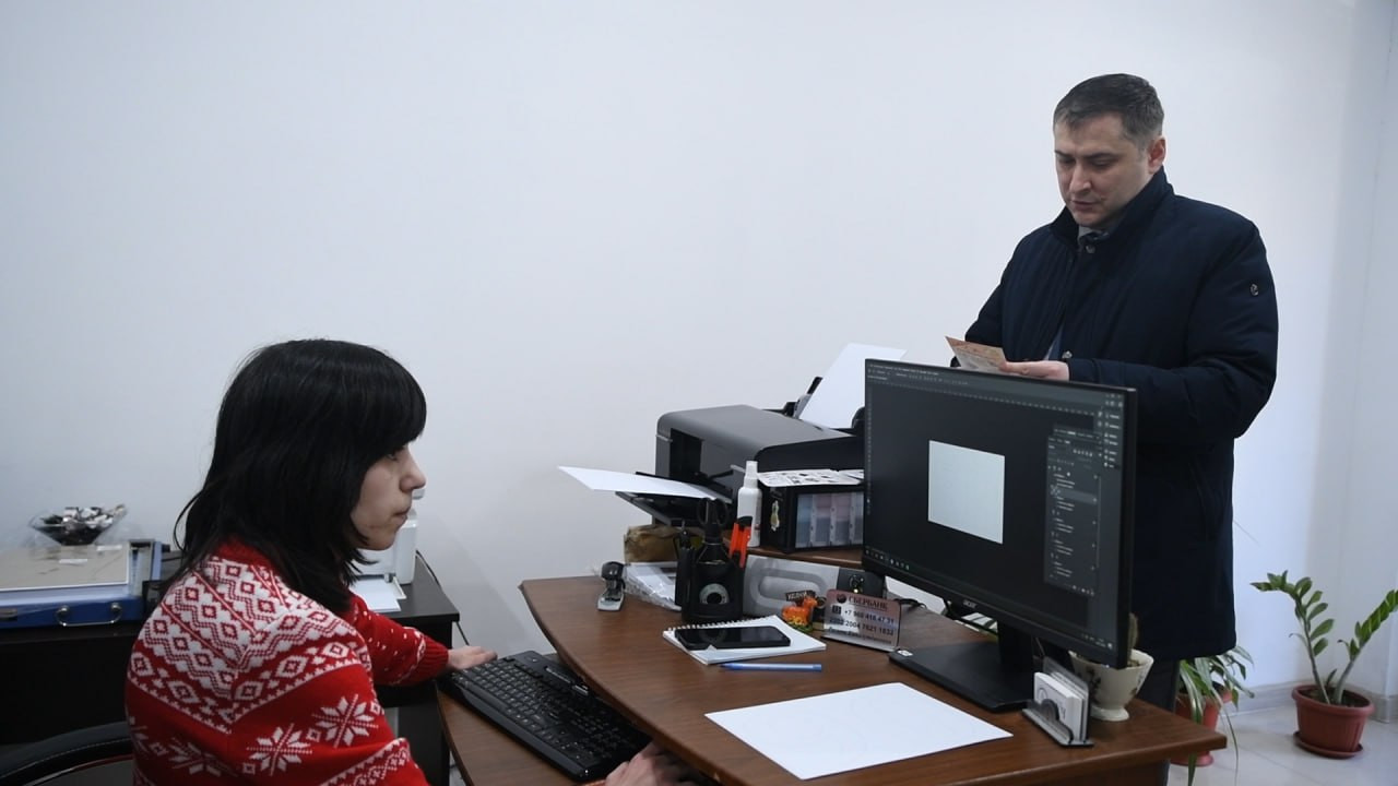 Мурад Казиев посетил студию графического дизайна «Луч» по производству полиграфии и наружной рекламы, предпринимателя Раситы Исаевой.