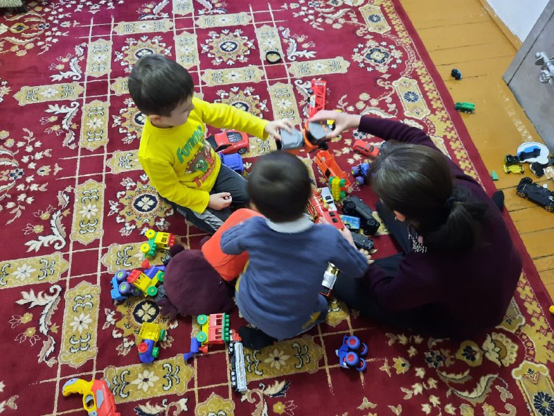 Психологи и специалист по работе с семьей оказали на дому подопечным детям социально-бытовую услугу