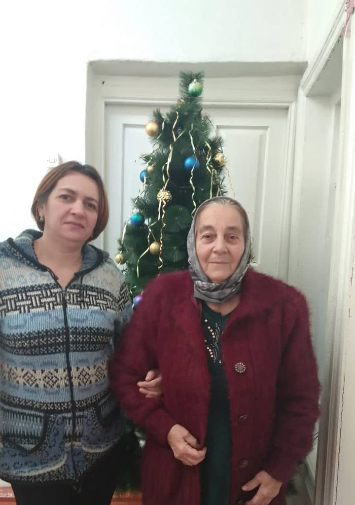 Работники 2-го отделения надомного обслуживание граждан пожилого возраста и инвалидов навещают подопечных с новогодними поздравлениями