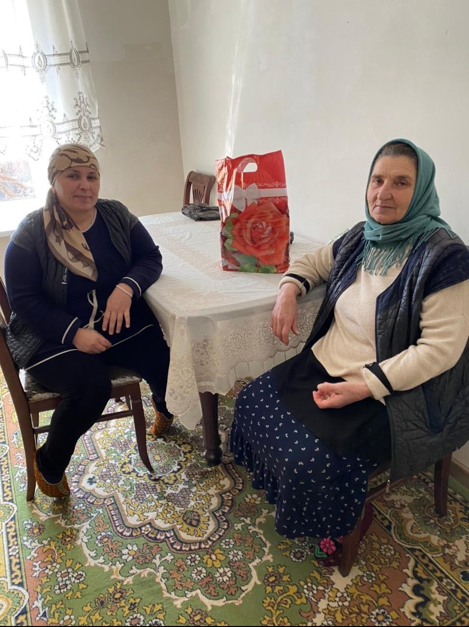 Социальные работницы ГБУ РД ЦСОН в МО «Рутульский район» в Международный Женский День поздравили своих подопечных с праздником и пожелали всего самого наилучшего